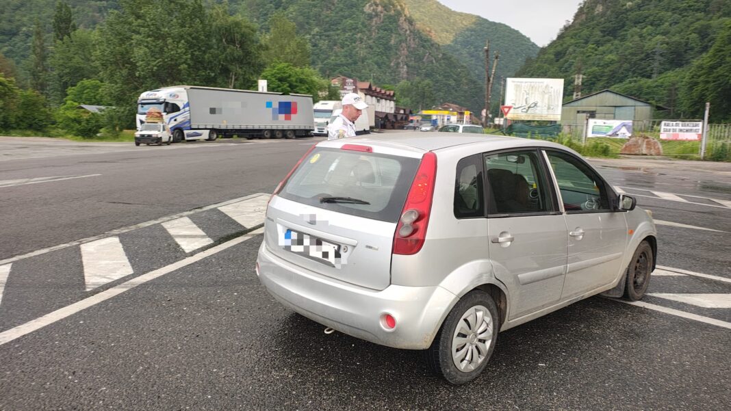 Șoferul autoturismului, un tânăr din Sibiu, este cercetat pentru conducere fără permis și folosirea unui document fals