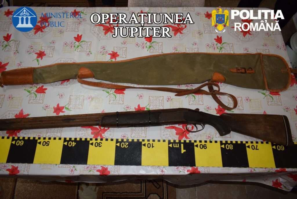 (VIDEO) Percheziții în Mehedinți! Arme, muniție și trofee de căprior, descoperite într-un dosar de braconaj