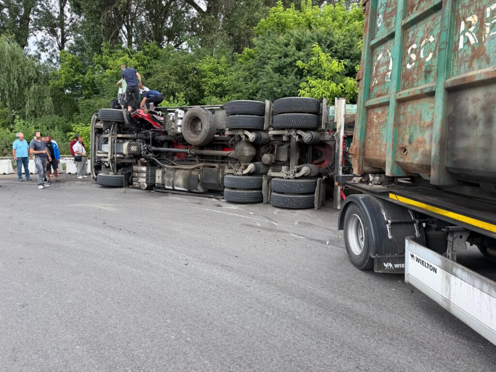 Autoutilitară răsturnată pe DN 7, în zona Budești. Poliția recomandă prudență în trafic