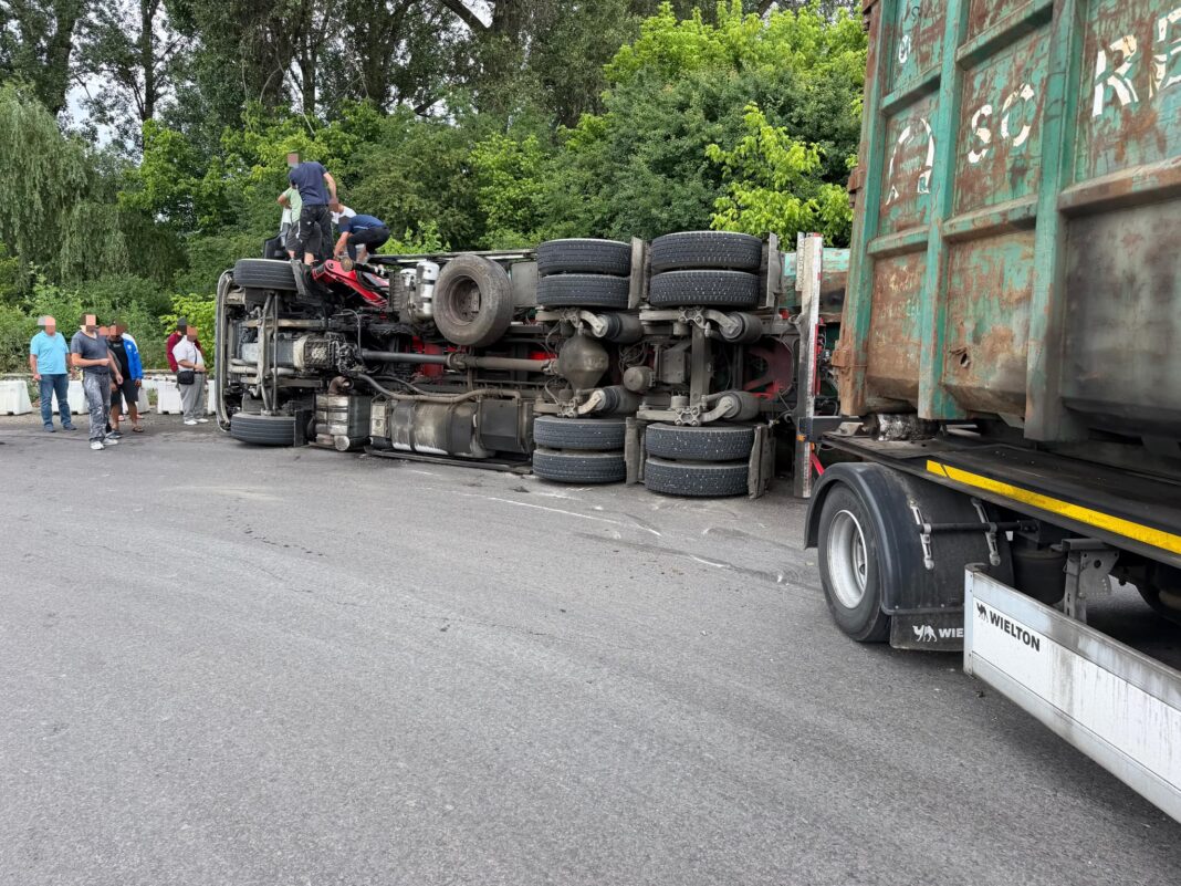 Circulația se desfășoară cu dificultate la intersecția DN 7 cu DN 67, după ce o autoutilitară s-a răsturnat pe carosabil