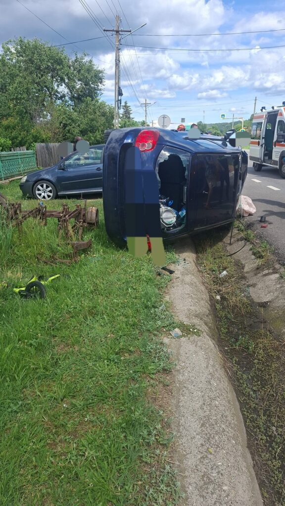 Mehedinți: Accident pe DN 6. Un autoturism a ieșit de pe carosabil, două persoane au fost rănite