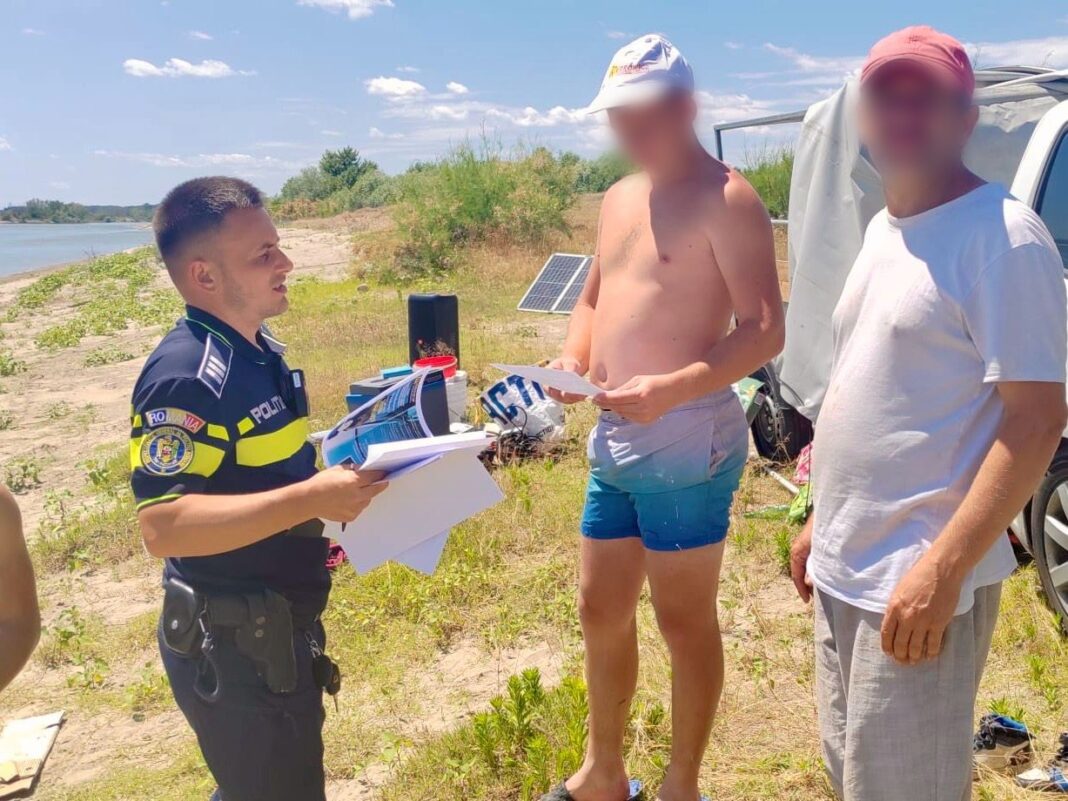 Polițiștii au distribuit materiale informative și au discutat cu cetățenii