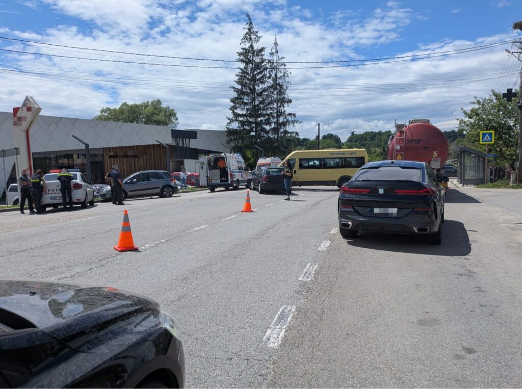 Vâlcea: Accident între un microbuz școlar și un autoturism în Slătioara. Trei elevi au ajuns la spital