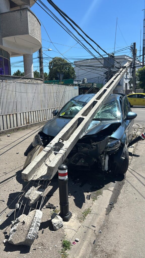 (VIDEO) Tânără de 19 ani, rănită după ce a intrat cu mașina într-un stâlp, în Craiova