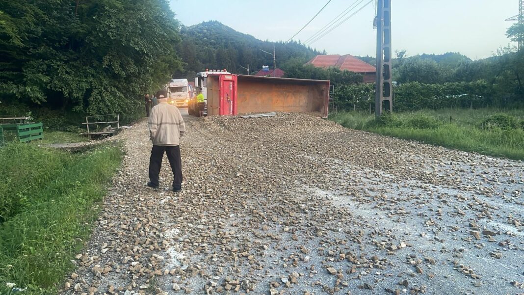 Circulația se desfășoară alternativ, sub supravegherea polițiștilor