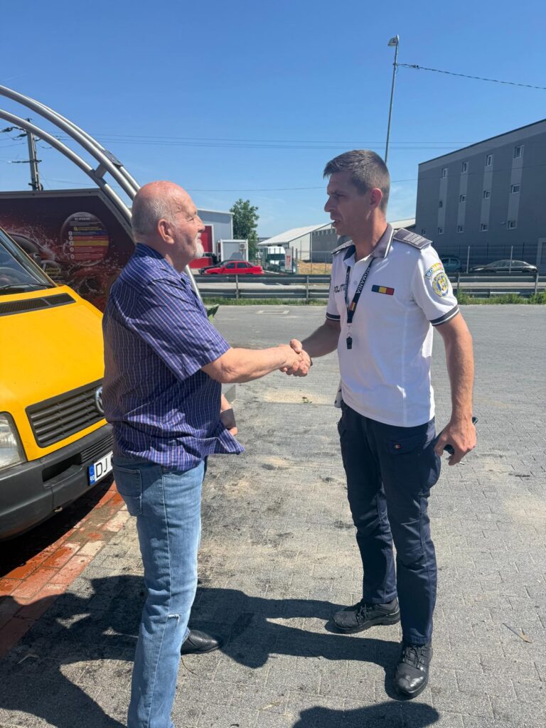 Gest de cinste la Craiova! Un bărbat a găsit o borsetă cu bani și a apelat imediat la polițiști