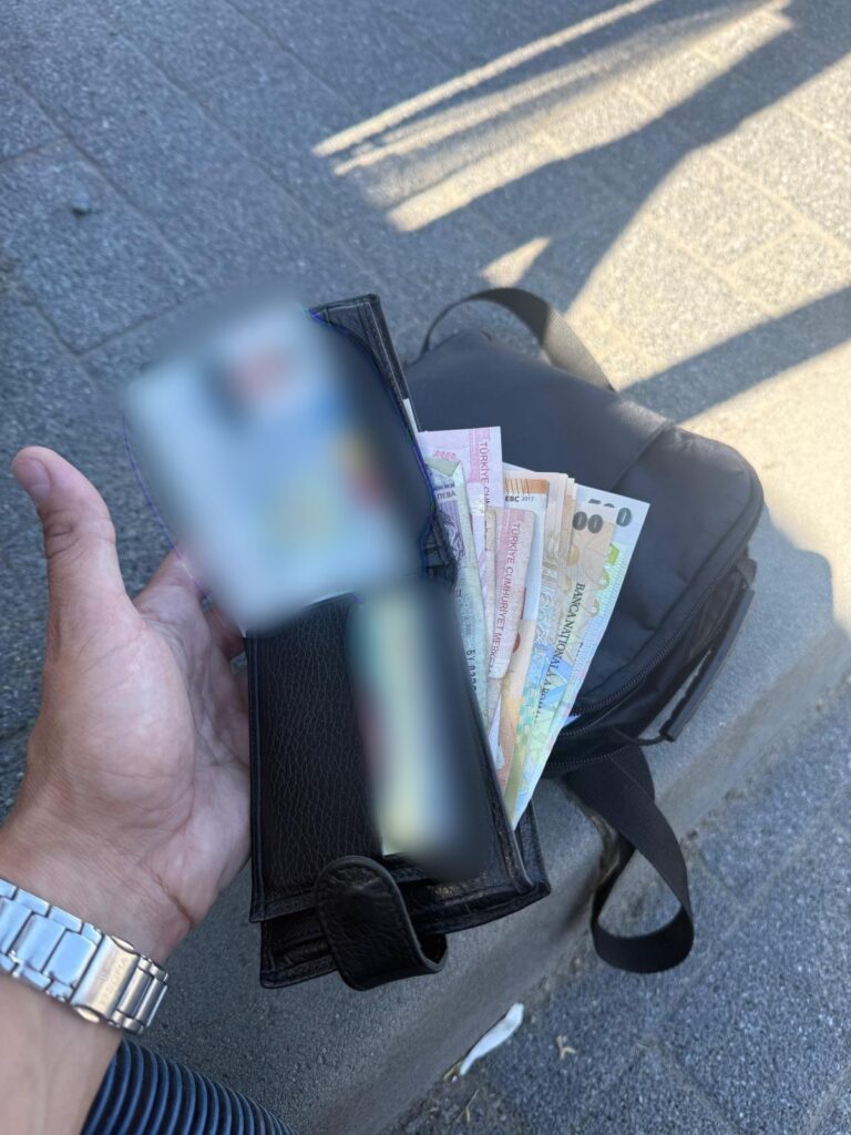 Borsetă cu acte și o sumă importantă de bani, descoperită într-o spălătorie auto
