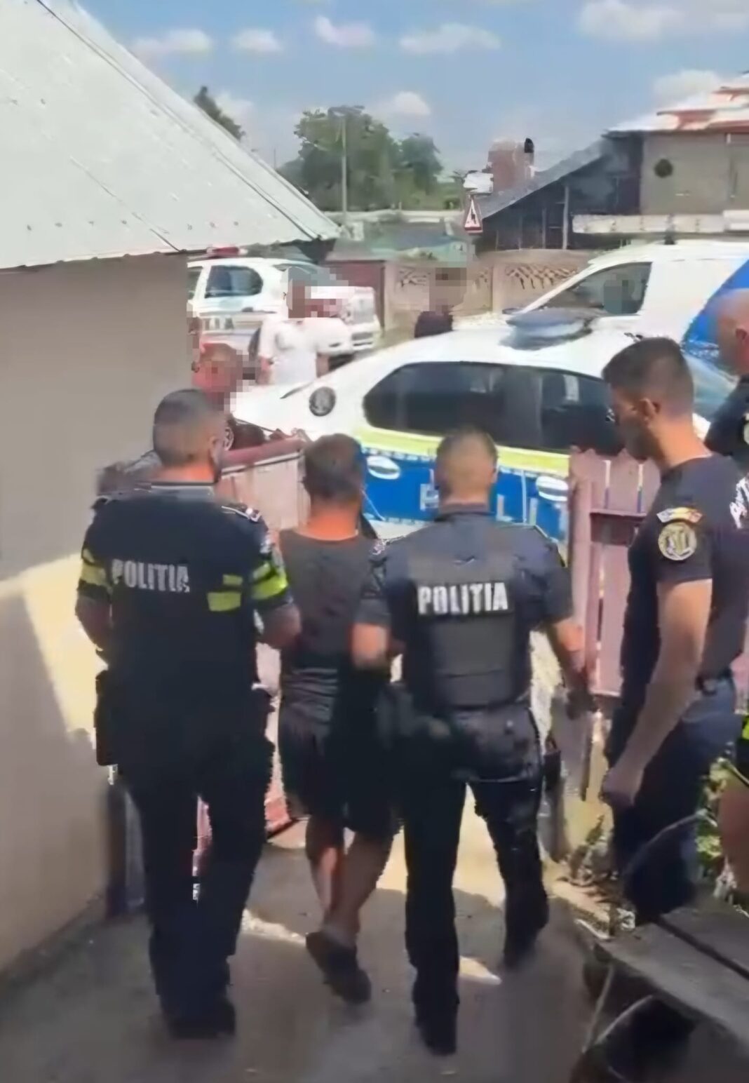 Dplj: Tânăr reținut după ce ar fi agresat un bărbat și un minor pe o stradă