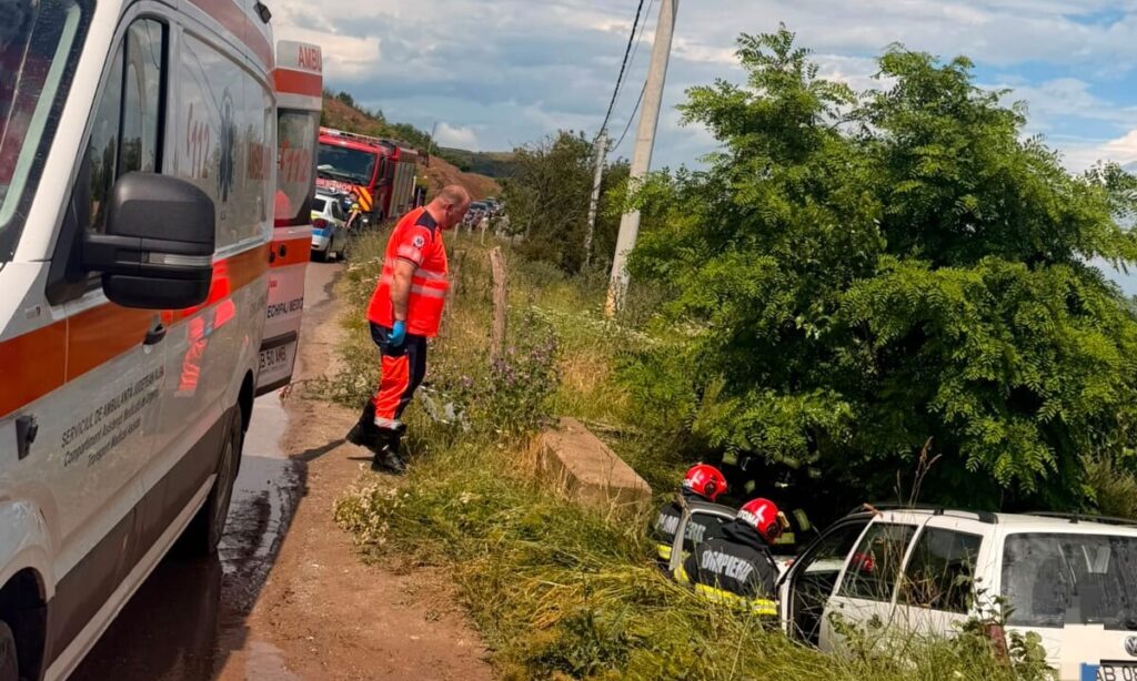 Un mort și trei răniți după ce o mașină a căzut într-un pârâu