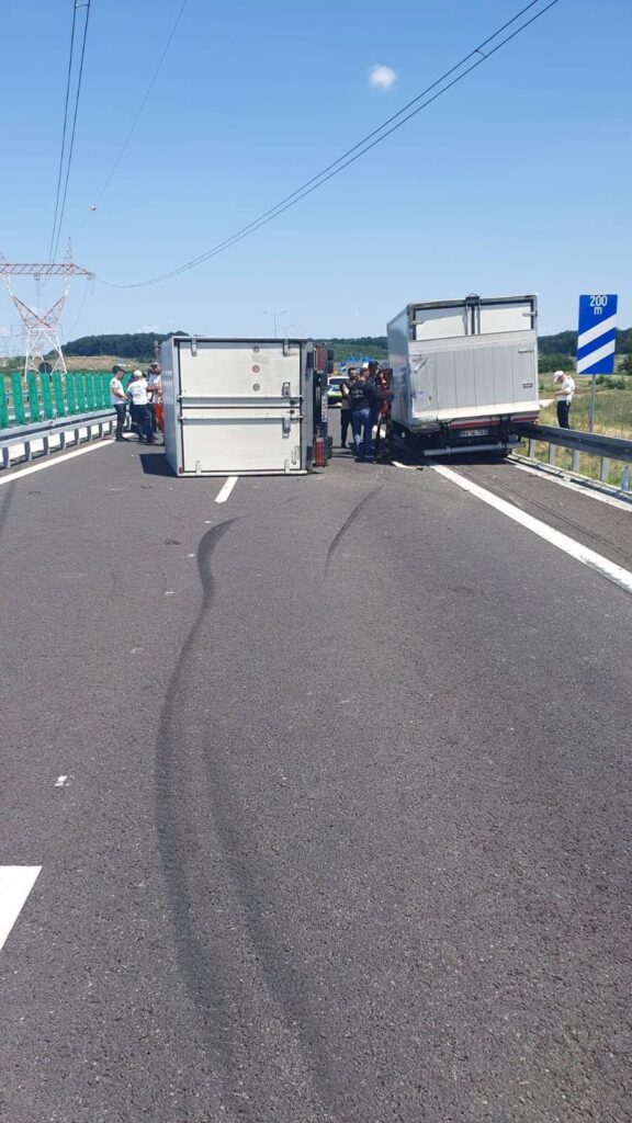 Dolj: Doi răniți după ce două autovehicule s-au ciocnit pe DEx12, la Albota