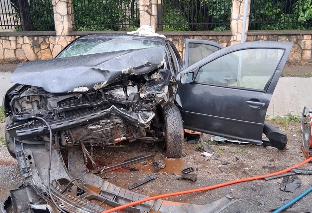 Trei răniți după ce un șofer băut și cu permisul suspendat a intra pe contrasens