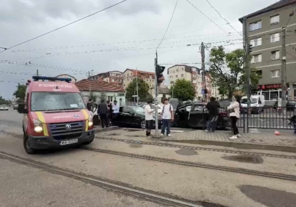 Doi adulți și un copil, răniți într-un accident între două mașini provocat de un şofer care a circulat pe linia de tramvai