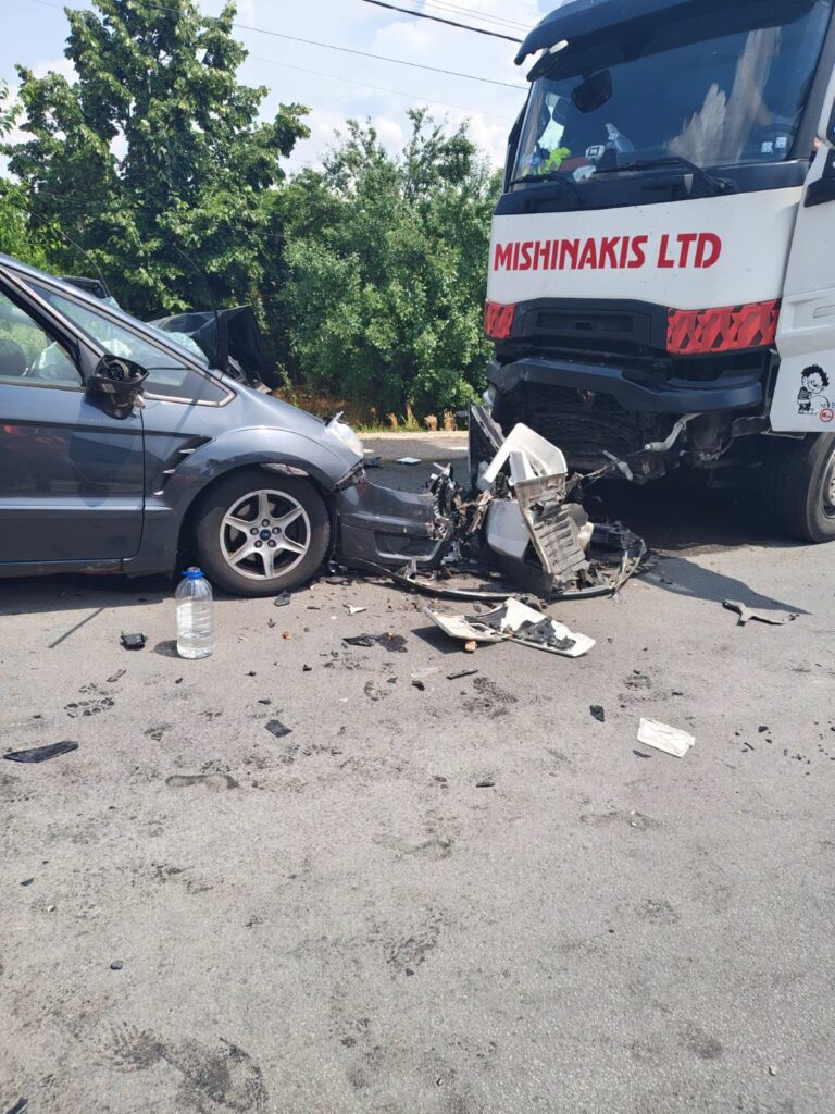 Mehedinți: Cinci răniți după ce un autoturism condus de un bulgar a intrat în coliziune cu un TIR bulgăresc
