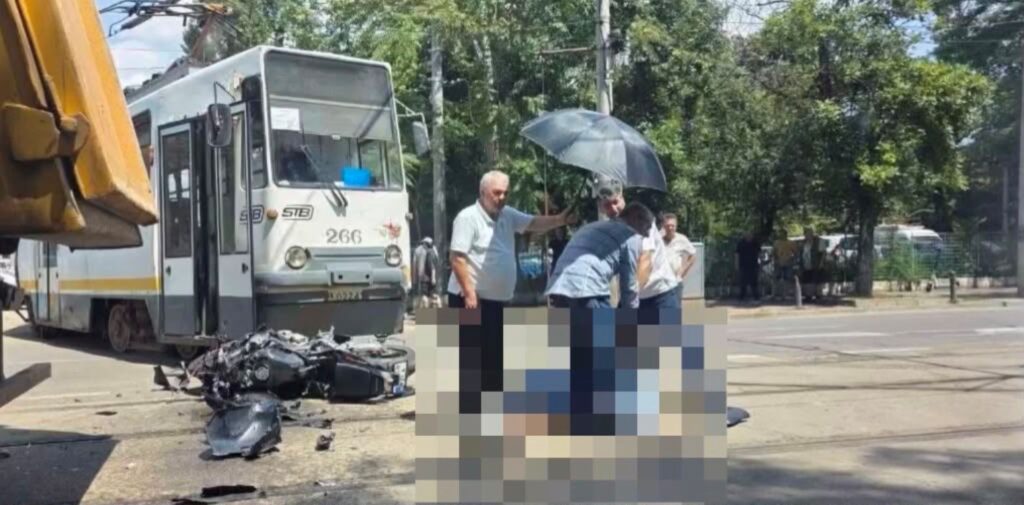 Un tânăr și-a pierdut viața după ce a intrat cu motocicleta într-un tramvai