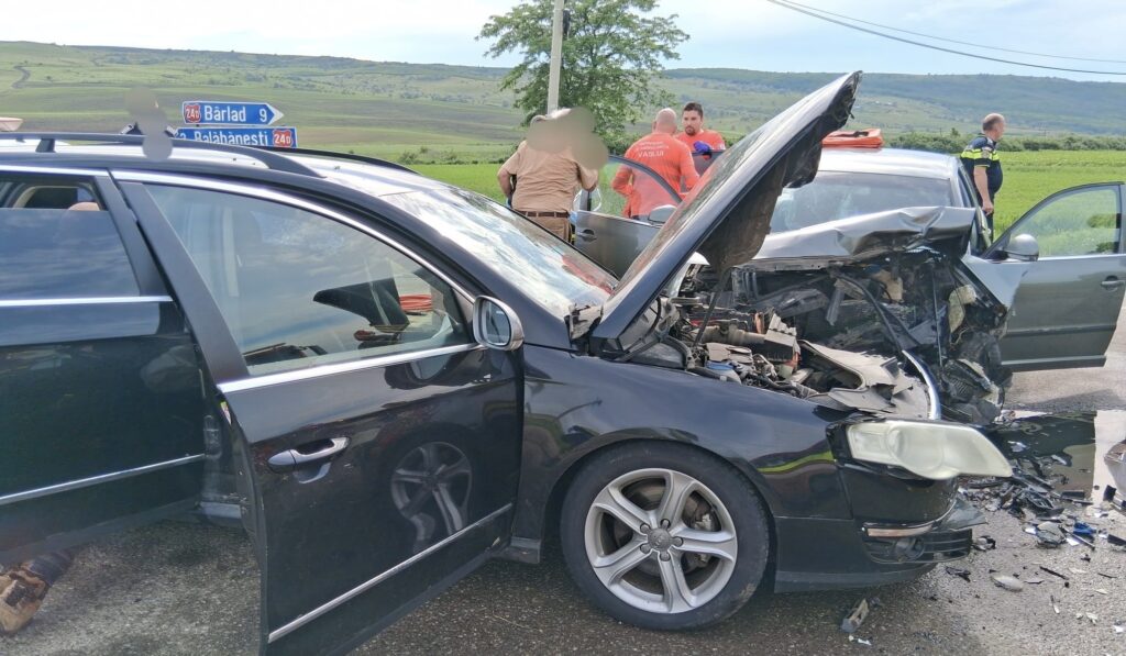 Patru răniți după o ciocnire violentă între două autoturisme