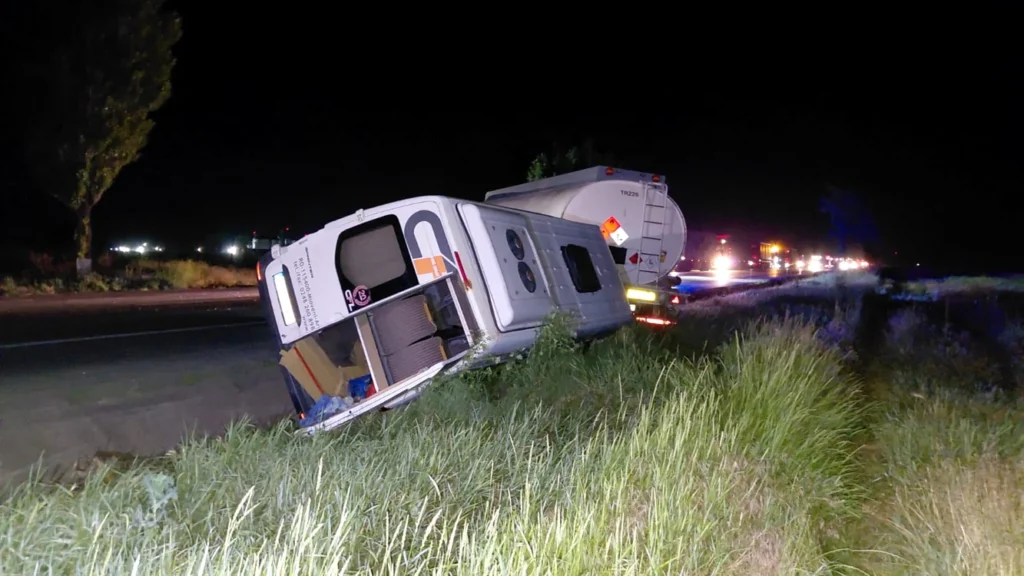 Opt răniți într-un accident în care au fost implicate un microbuz, o autoutilitară și o cisternă
