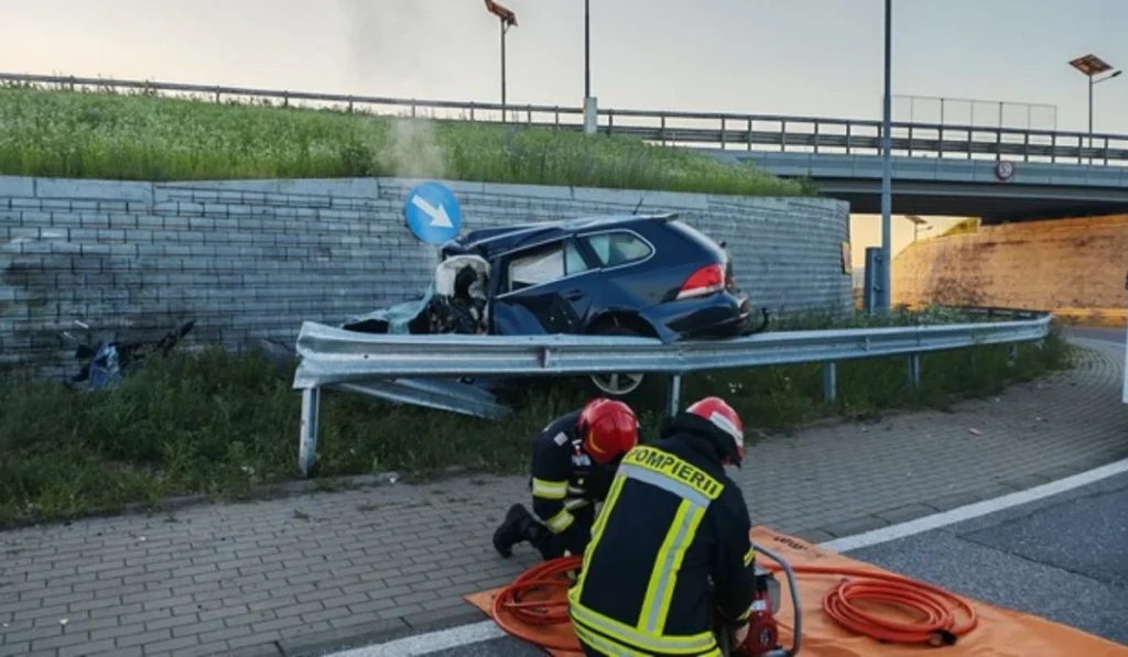 Un șofer a murit după ce a intrat cu maşina în zidul de susținere al unui pasaj rutier