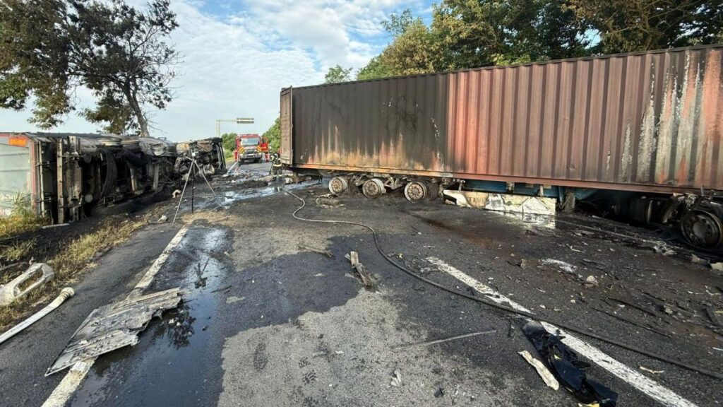 Două TIR-uri s-au ciocnit frontal pe DN 2A și au luat foc