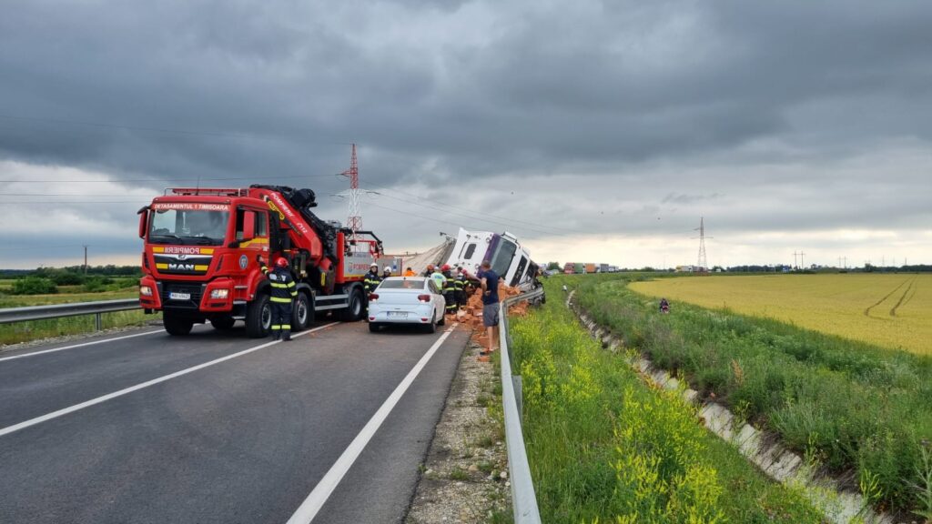 Un bărbat a murit după ce un TIR plin cu cărămizi s-a răsturnat peste maşina lui