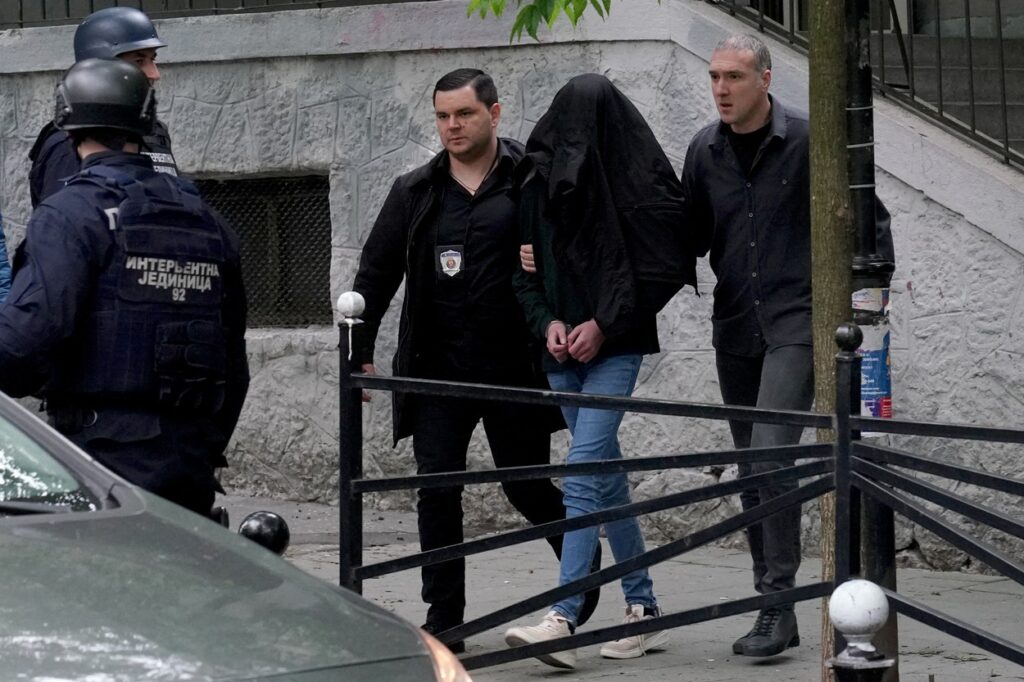 Părinții adolescentului care a ucis nouă elevi și un paznic la o școală din Belgrad, condamnați la închisoare