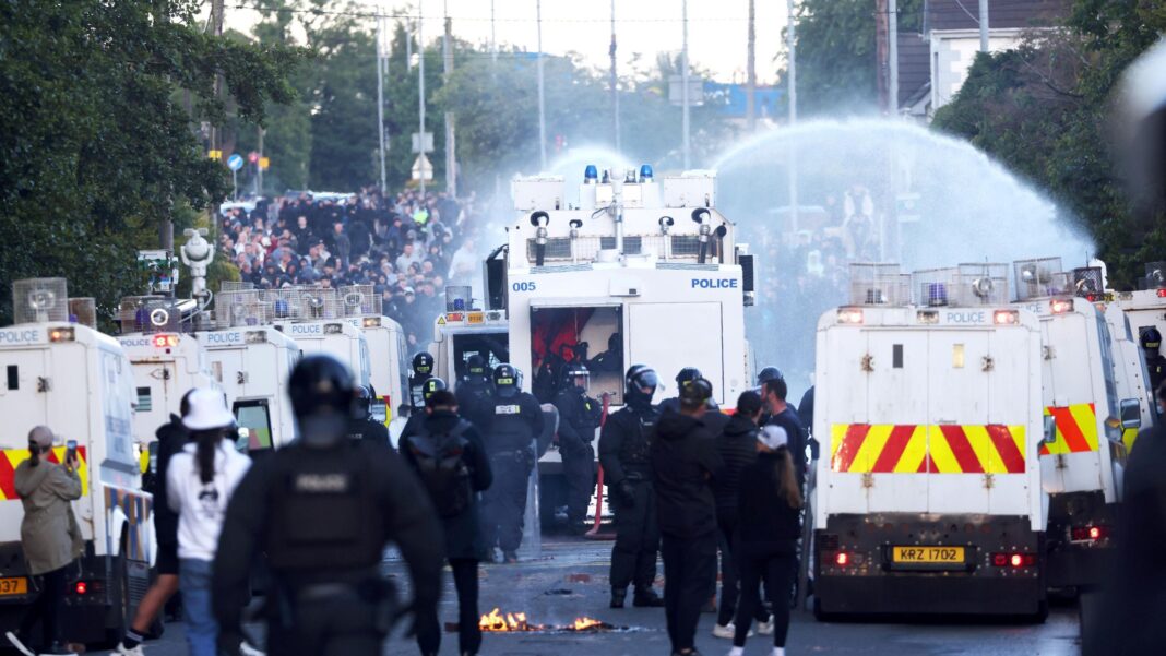 Violențe în Irlanda de Nord după un atac cu cuțitul