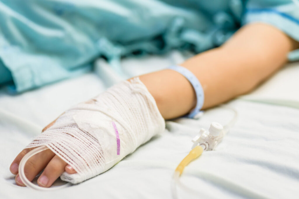 Eleva accidentată pe trotuar, în fața școlii, a murit la spital