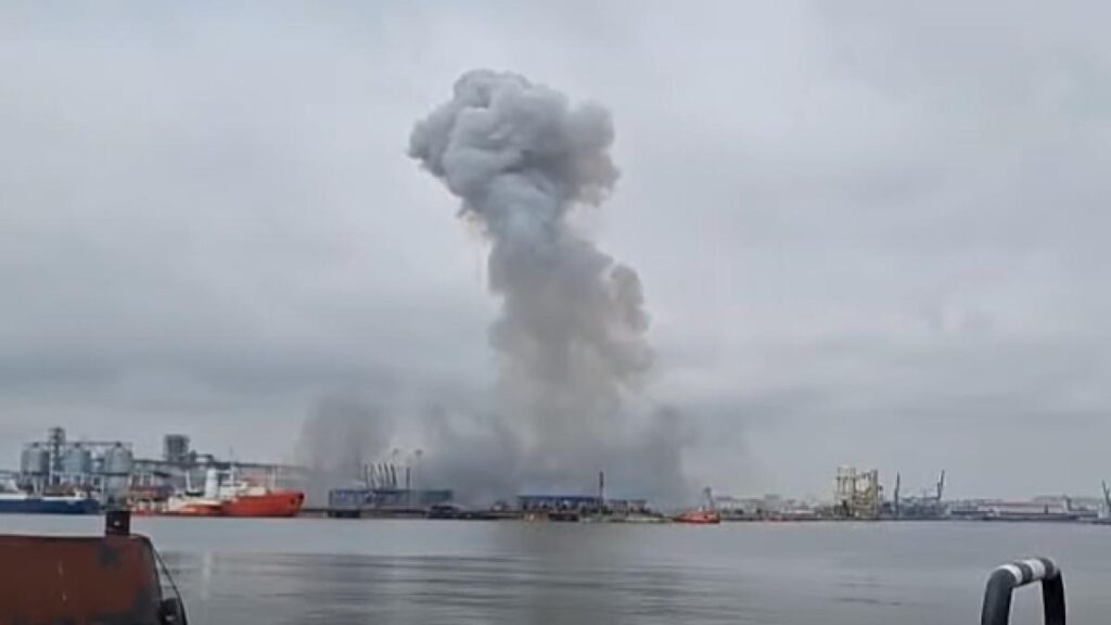 Peste 1.000 de persoane evacuate de pe litoral după explozia unei drone maritime în Portul Constanța