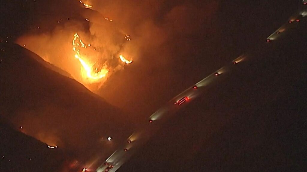 (VIDEO) Incendiile fac ravagii în California! Flăcările au cuprins mii de acri, iar sute de oameni au fost evacuați