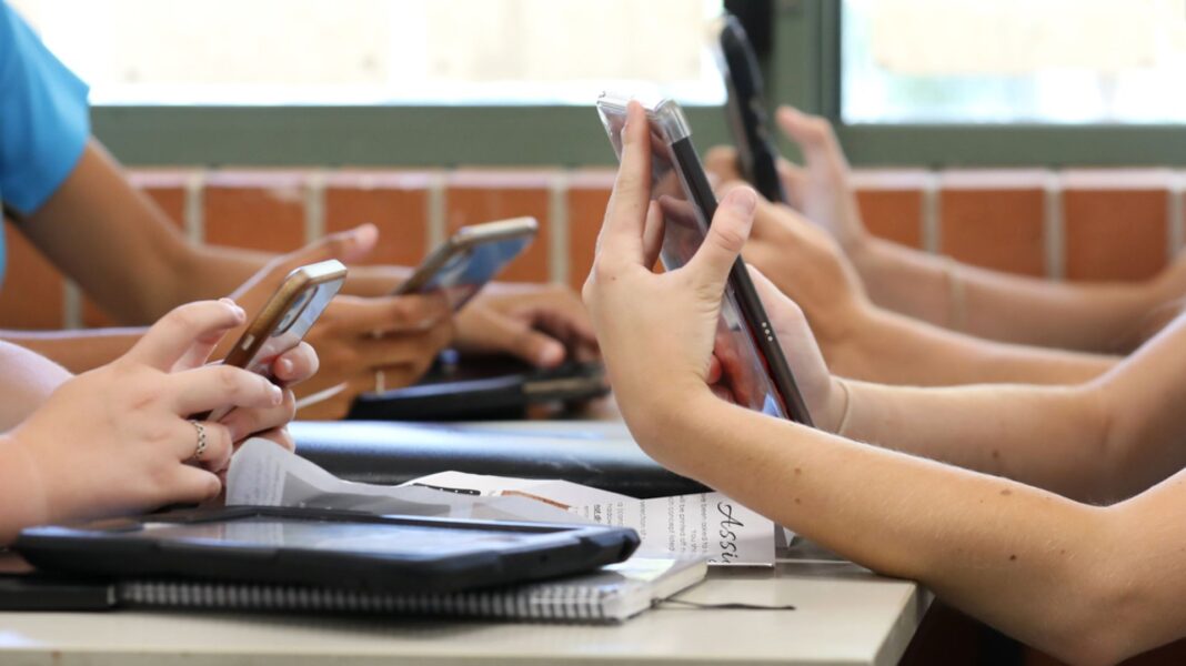 Polonia vrea interzicerea telefoanelor în şcoli