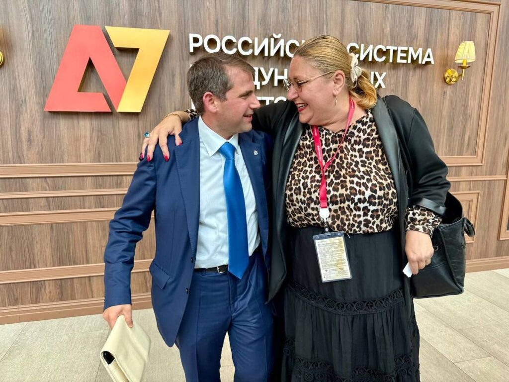 Oligarhul fugar Ilan Şor s-a fotografiat în Rusia cu Diana Şoşoacă, prezentând-o ca „viitorul preşedinte al României libere”