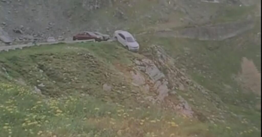 Un autoturism a căzut în prăpastie pe Transfăgărașan