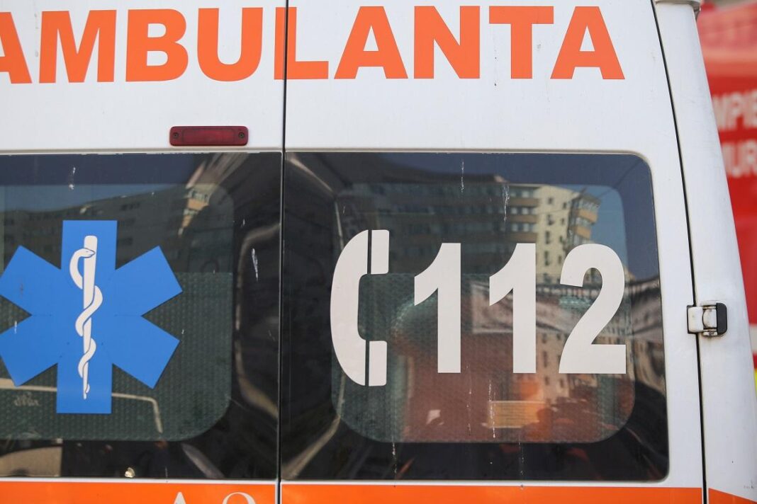 Băiat de 14 ani, scos inconştient de pompieri dintr-un iaz 