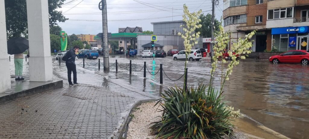 Craiova, inundată pentru a doua zi consecutiv. Cantitatea de precipitații a fost dublă comparativ cu ziua de luni