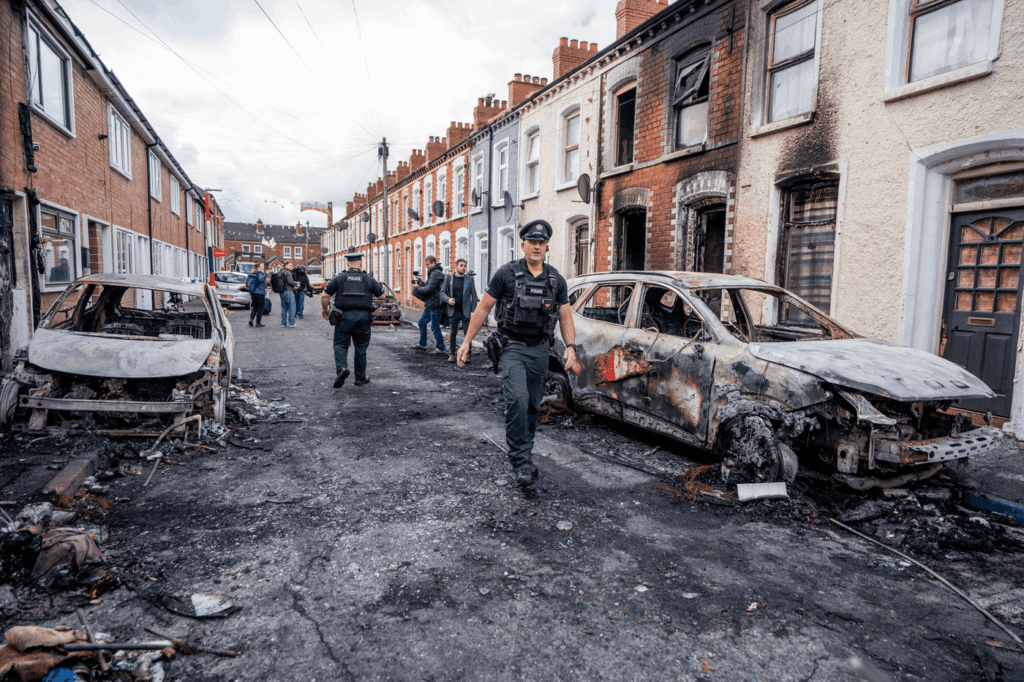 Tensiuni în Irlanda de Nord: MAE a primit solicitări de asistenţă care vizau 41 de români