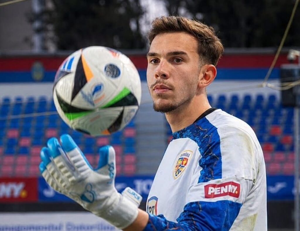 Universitatea Craiova și-a asigurat viitorul între buturi! Alb-albaștrii au semnat cu un portar de 2,04 metri