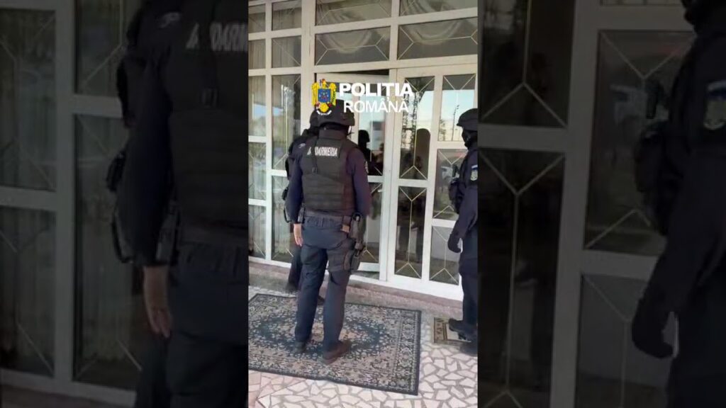 (VIDEO) Percheziții de amploare în Craiova. Polițiștii au descins la mai multe adrese în două dosare de violență și amenințare