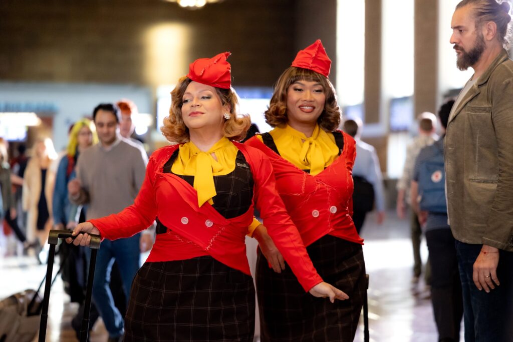 Fostele eleve ale emisiunii „Drag Race”, Ginger Minj și Jujubee, se numără printre vedetele emisiunii „Stop! That! Train!” (Foto: Bleecker Street Media/Courtesy Everett Collection)