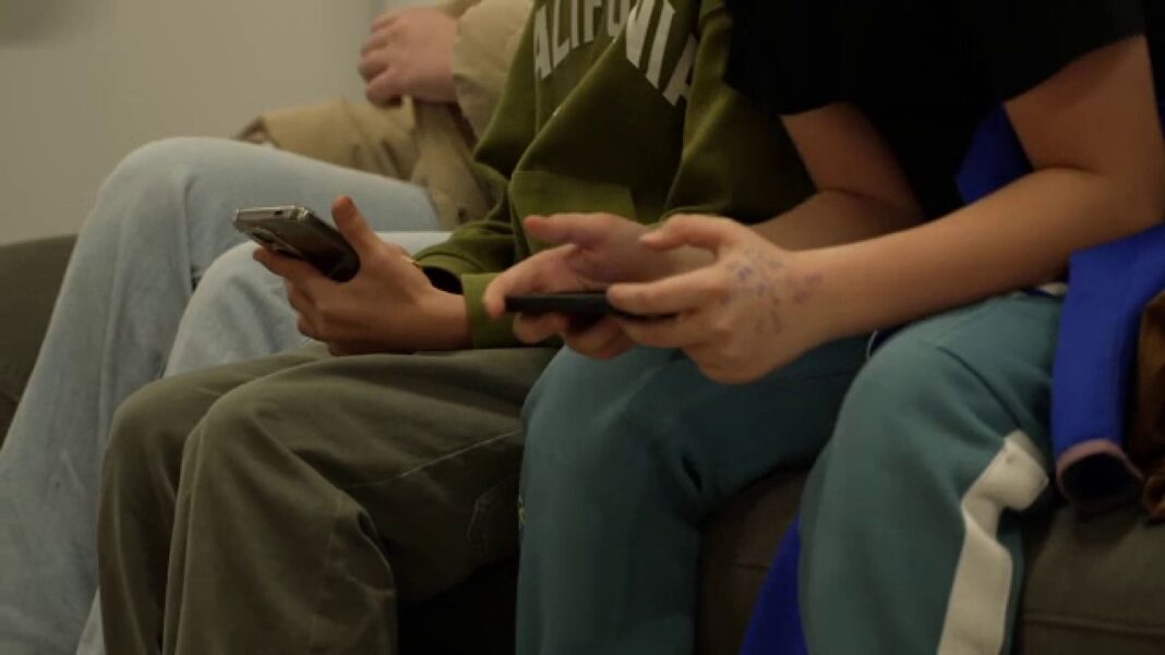 Canada vrea să interzică accesul la reţelele sociale pentru copiii sub 16 ani