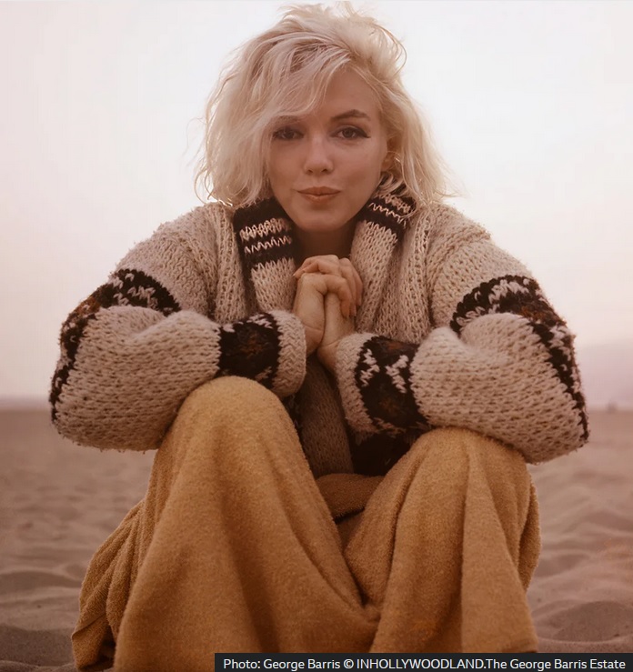 În fotografia finală a filmării, Marilyn, cu mâinile strânse, pare să arunce un sărut afectuos către cameră (Credit: Foto: George Barris © INHOLLYWOODLAND.The George Barris Estate)