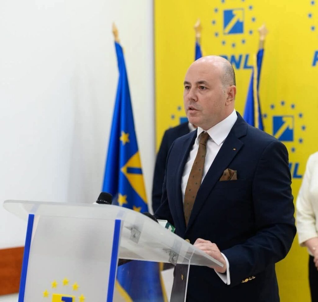 Alexandru Muraru: Cei care s-au aflat pe lista Guvernului Veştea şi au votat aseară acest guvern al fripturismului şi nesimţirii vor fi excluşi astăzi din PNL