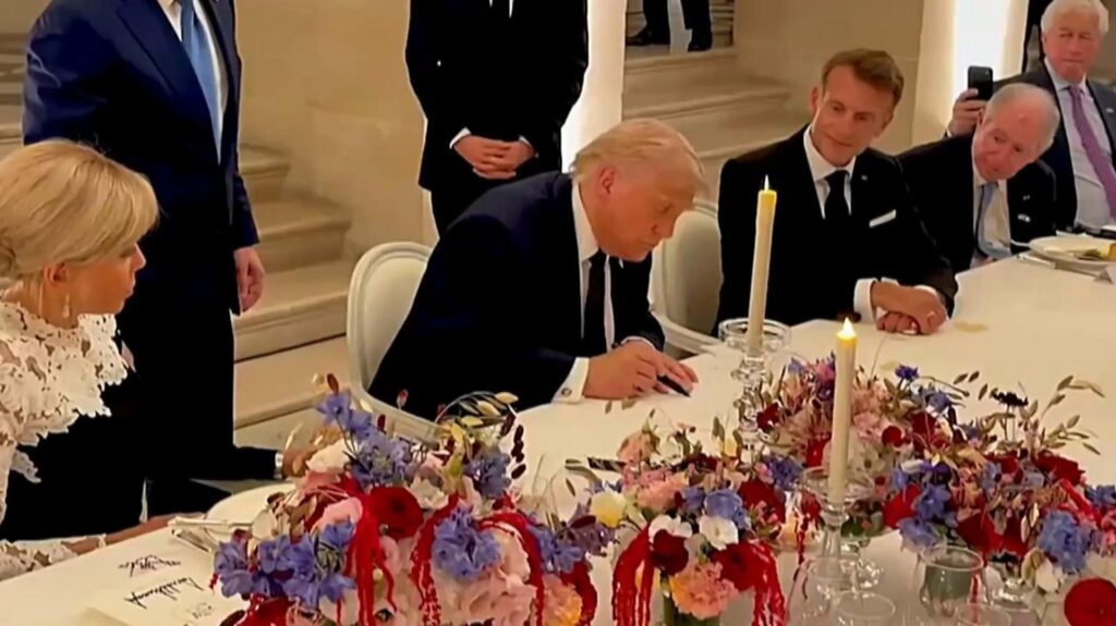 (VIDEO) Trump a semnat acordul istoric cu Iranul la Versailles