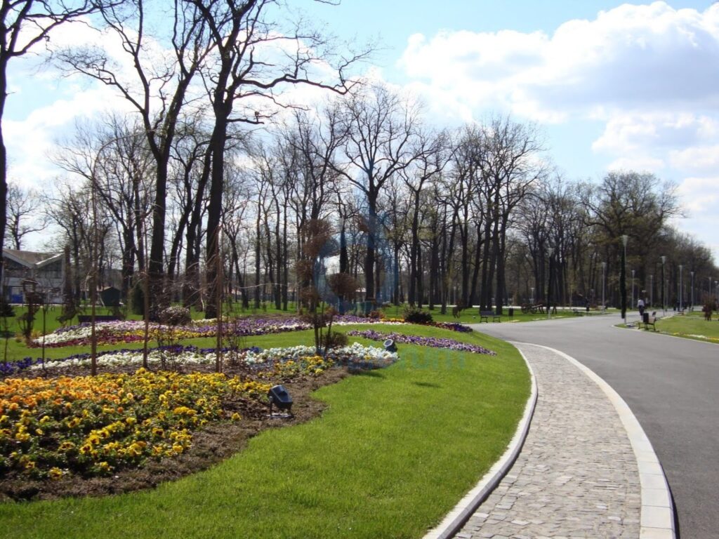 Unde este toaleta în Parcul Tineretului?