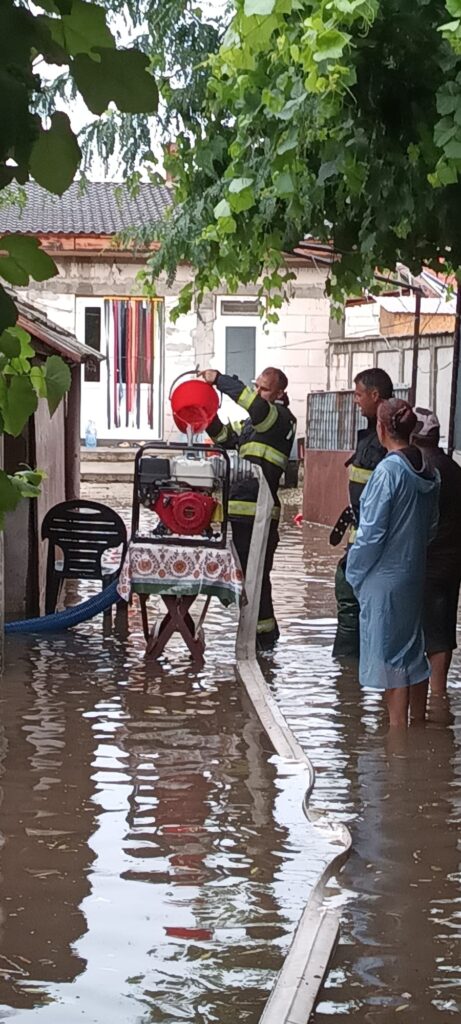 Pompierii doljeni intervin în gospodăriile inundate de ploaia torențială