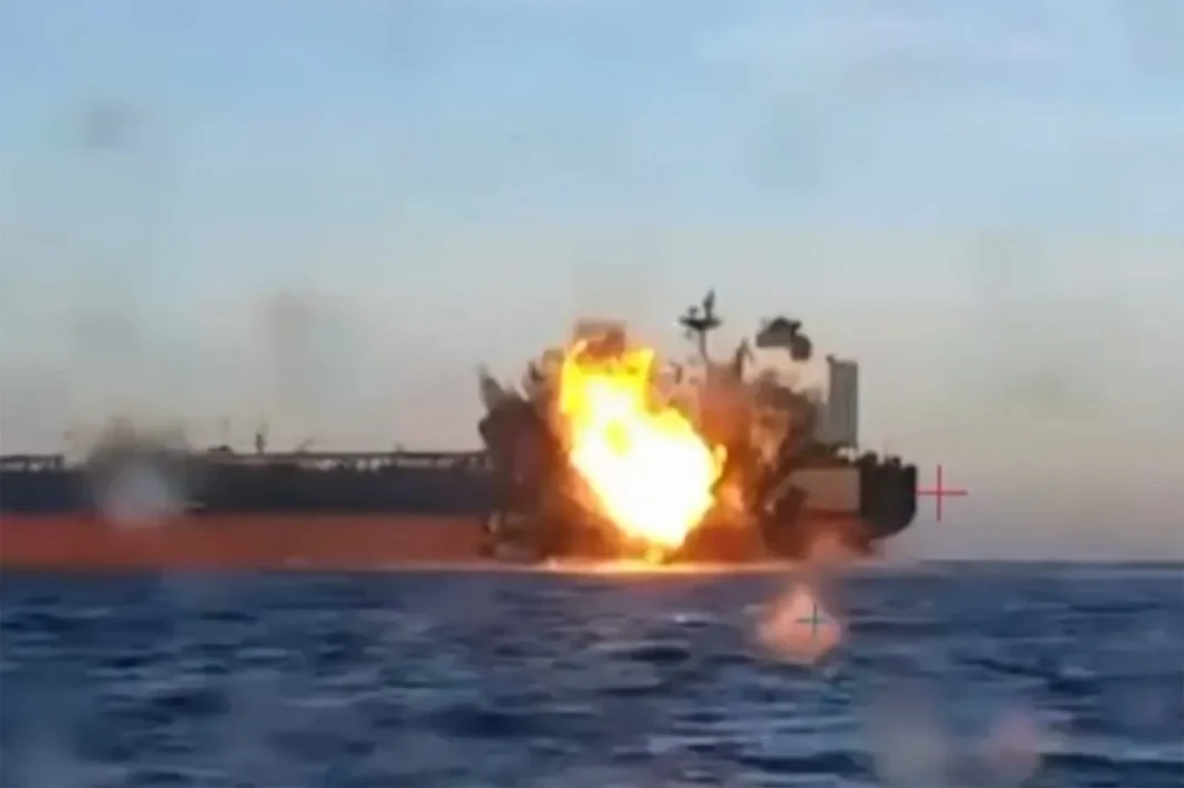 Un cargou a luat foc în Marea Neagră după ce a fost atacat de o dronă rusească
