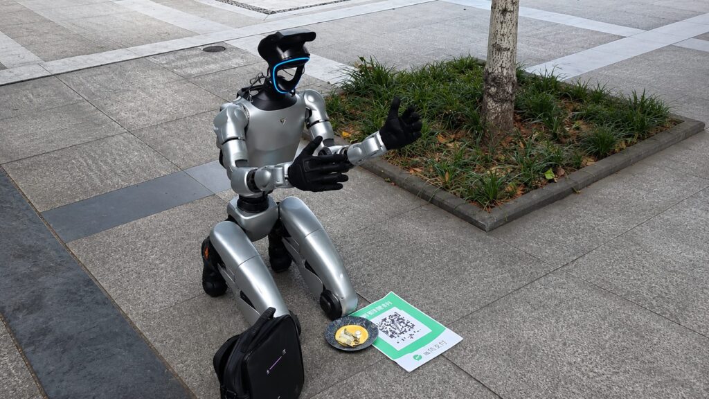 Robot scos la cerșit pe o stradă din China