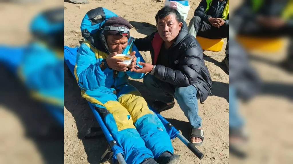 Un șerpaș nepalez a supraviețuit șase zile la peste 7.500 m altitudine, pe Everest