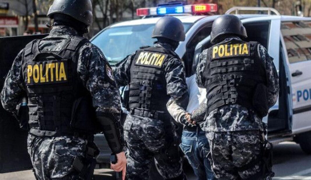 Trei persoane au fost reținute după 17 percheziții în Maramureș într-un dosar privind obținerea ilegală a indemnizațiilor de maternitate și creștere a copilului