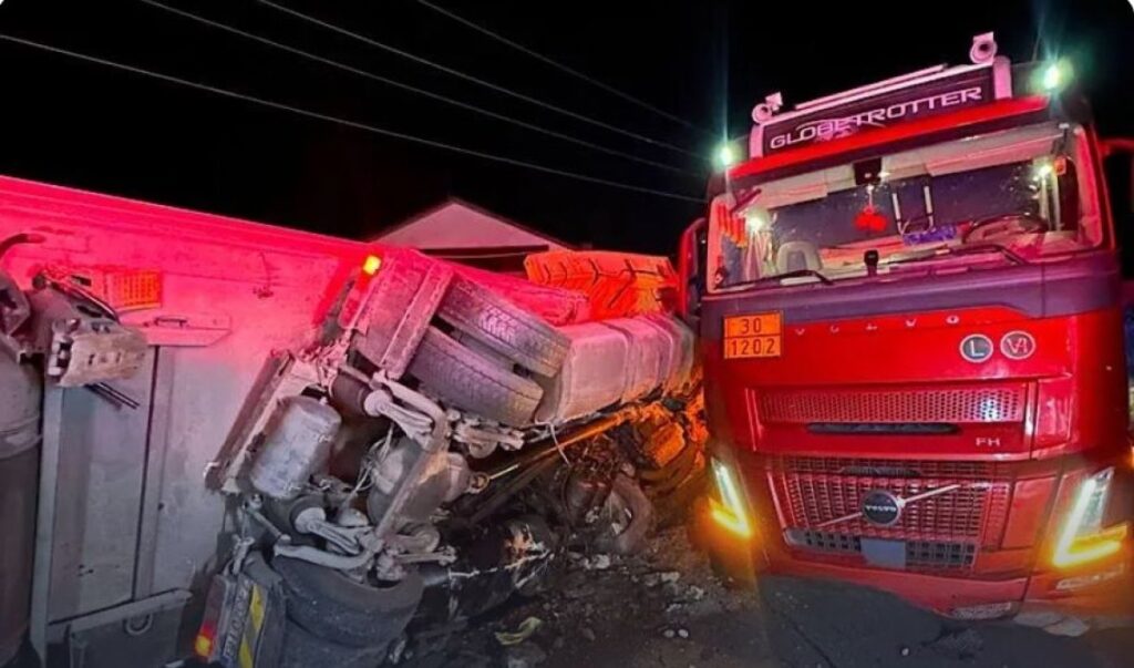 Un mort și patru răniți, după impactul între un TIR și mai multe mașini