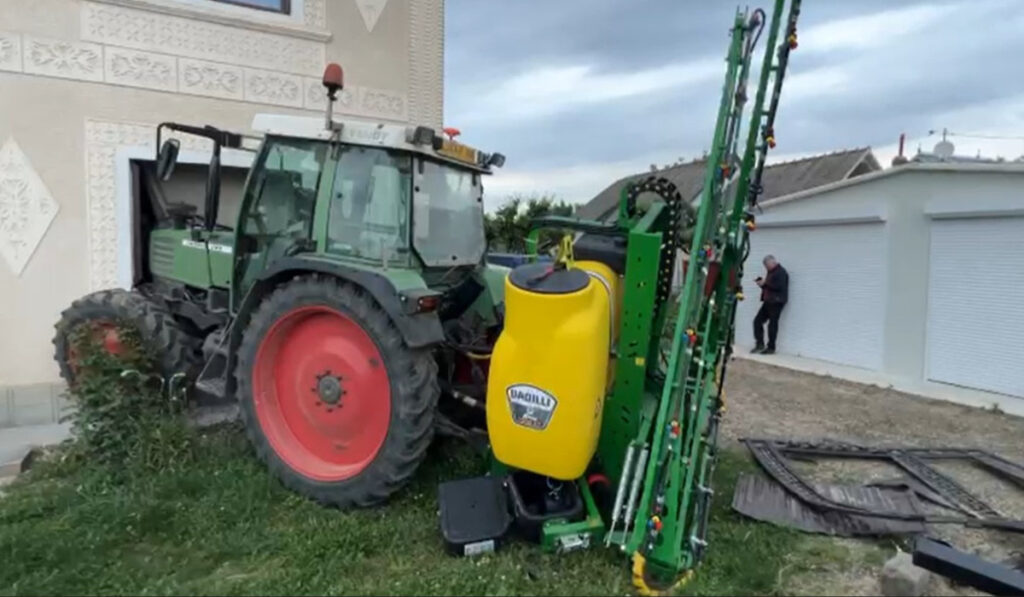 Un primar a lovit cu tractorul un tânăr, a distrus o poartă şi s-a oprit într-o casă