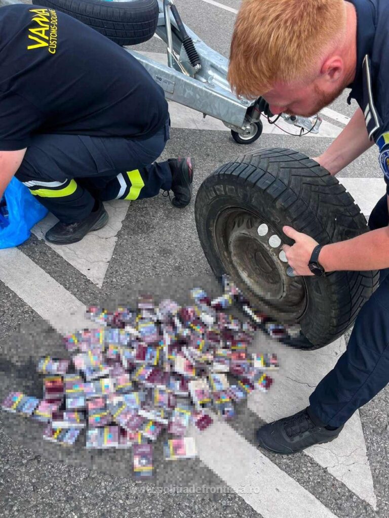 (VIDEO) Dolj: Aproape 10.000 de țigarete de contrabandă, descoperite în roata de rezervă și în bagaje